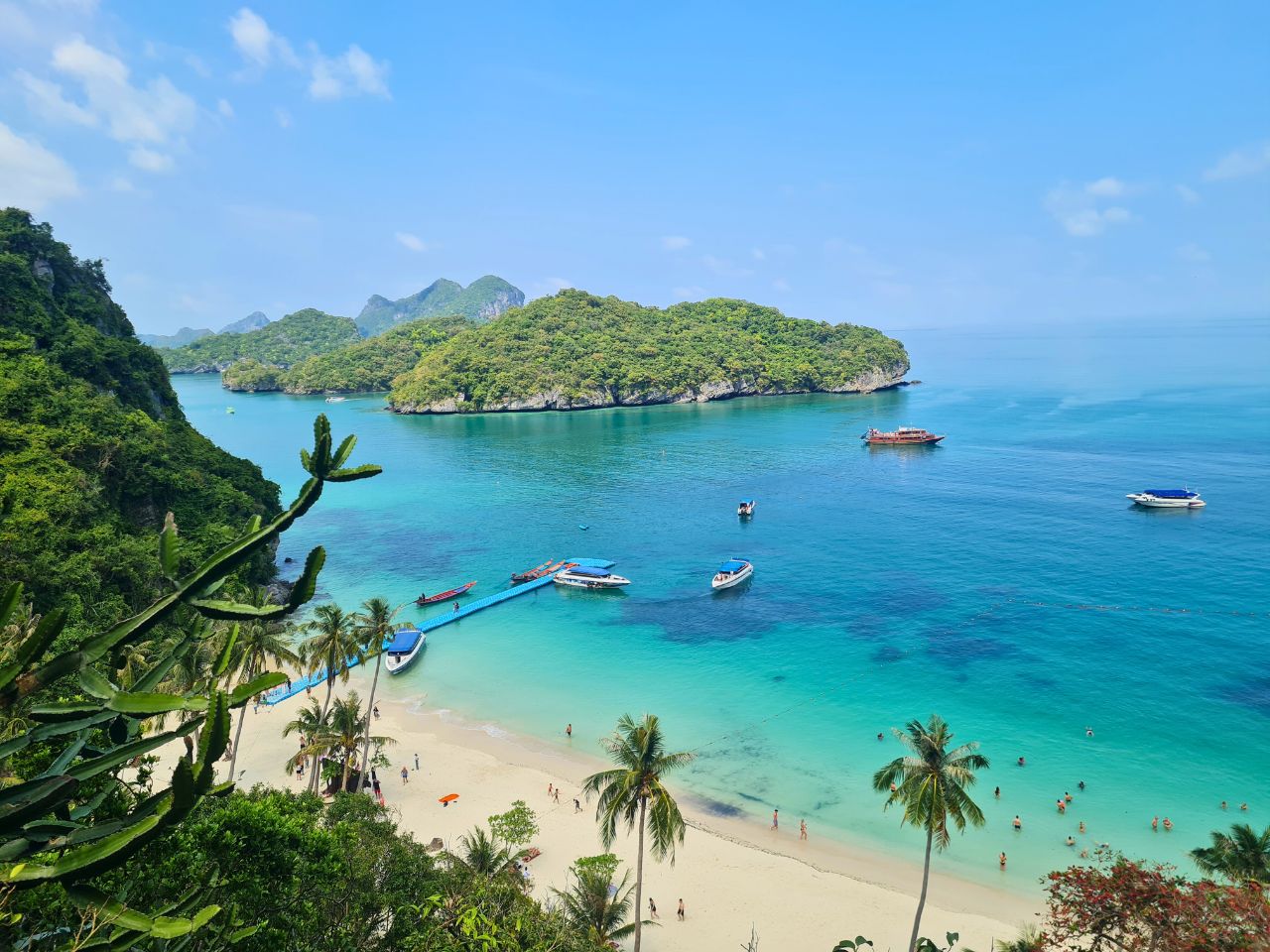 Strand im Ang Thong Nationalpark bei Koh Samui mit türkisfarbenem Meer und Inselkulisse