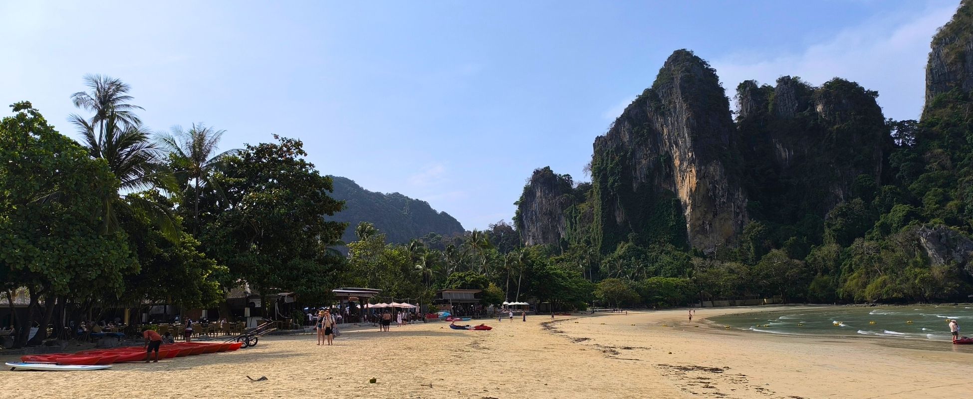 Railay Beach in Krabi mit markanten Kalksteinfelsen und türkisfarbenem Meer