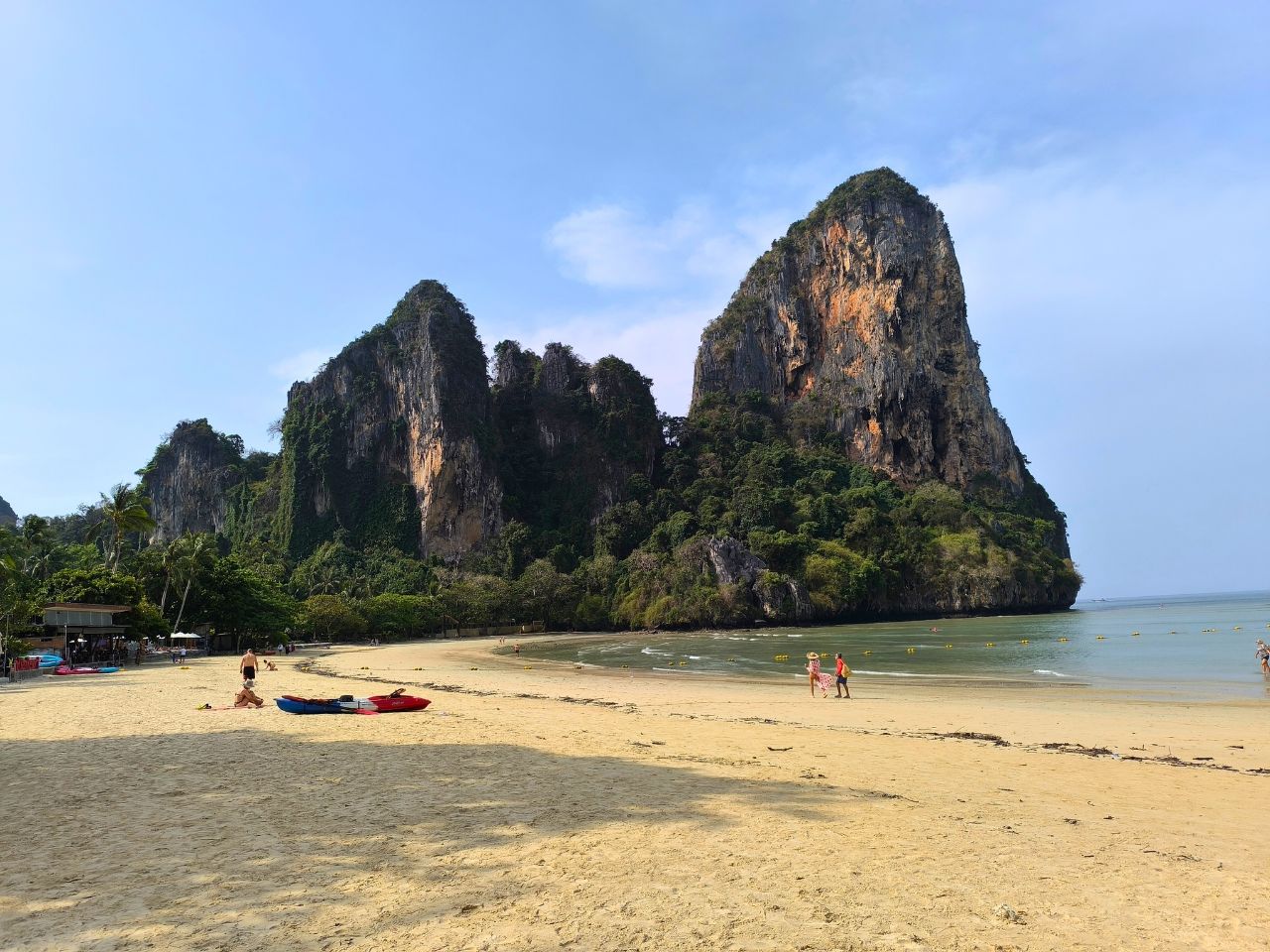 Strand am Railay Beach in Krabi mit Kalksteinfelsen und türkisfarbenem Meer