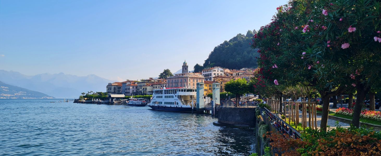 Uferpromenade in Bellagio am Comer See mit Blick auf Wasser und Berge