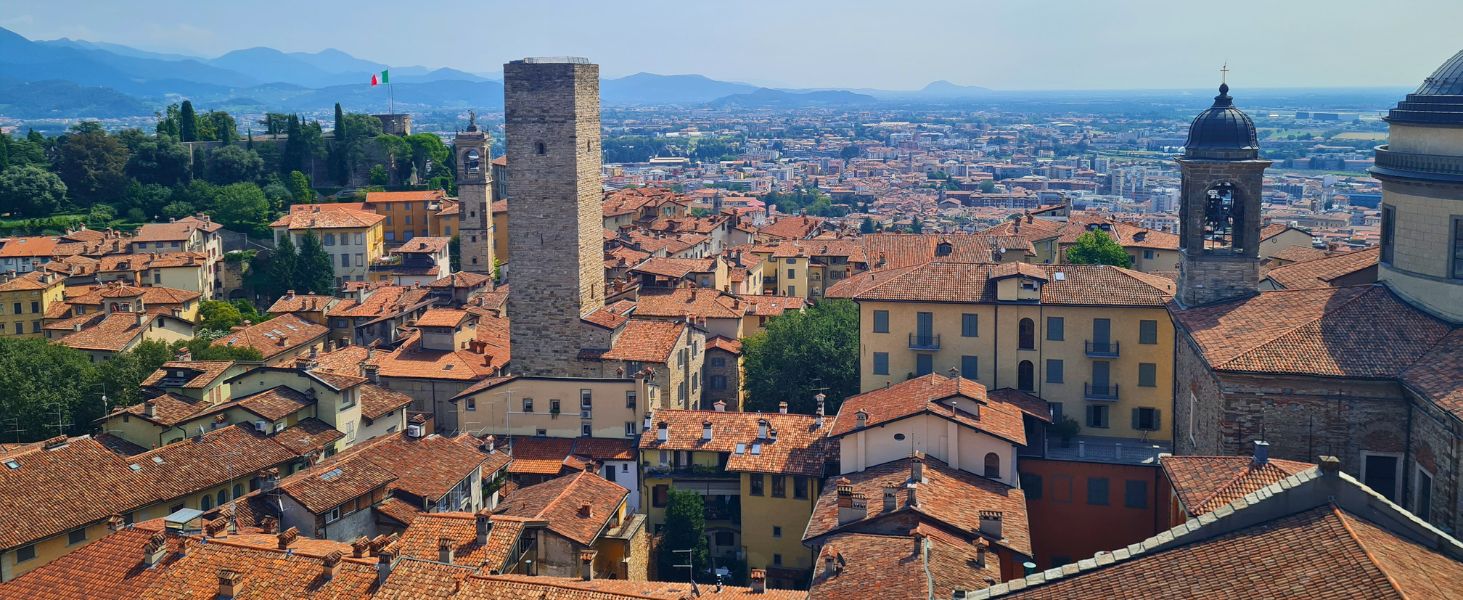 Città Alta von Bergamo mit historischen Dächern, Türmen und Stadtmauern