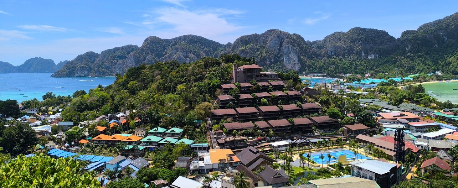 Aussicht vom Koh Phi Phi Viewpoint über Buchten, Kalksteinfelsen und Andamanensee