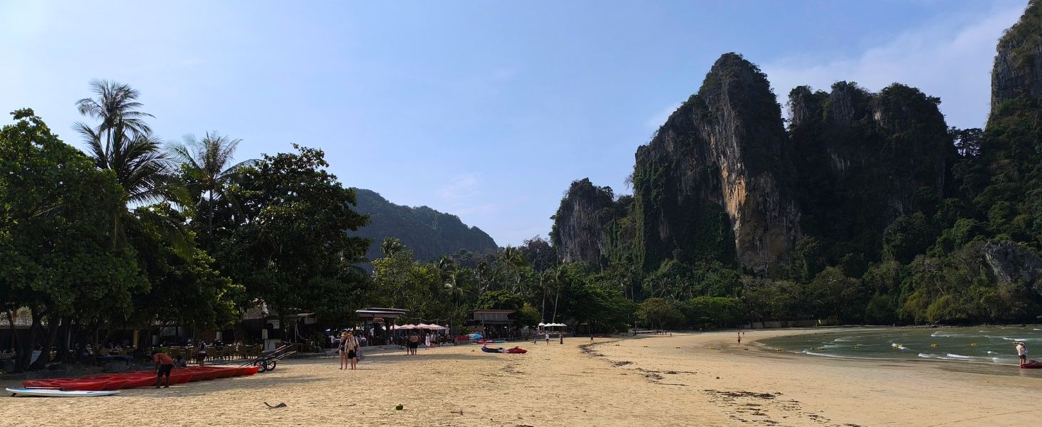Railay Beach in Krabi mit markanten Kalksteinfelsen und türkisfarbenem Meer