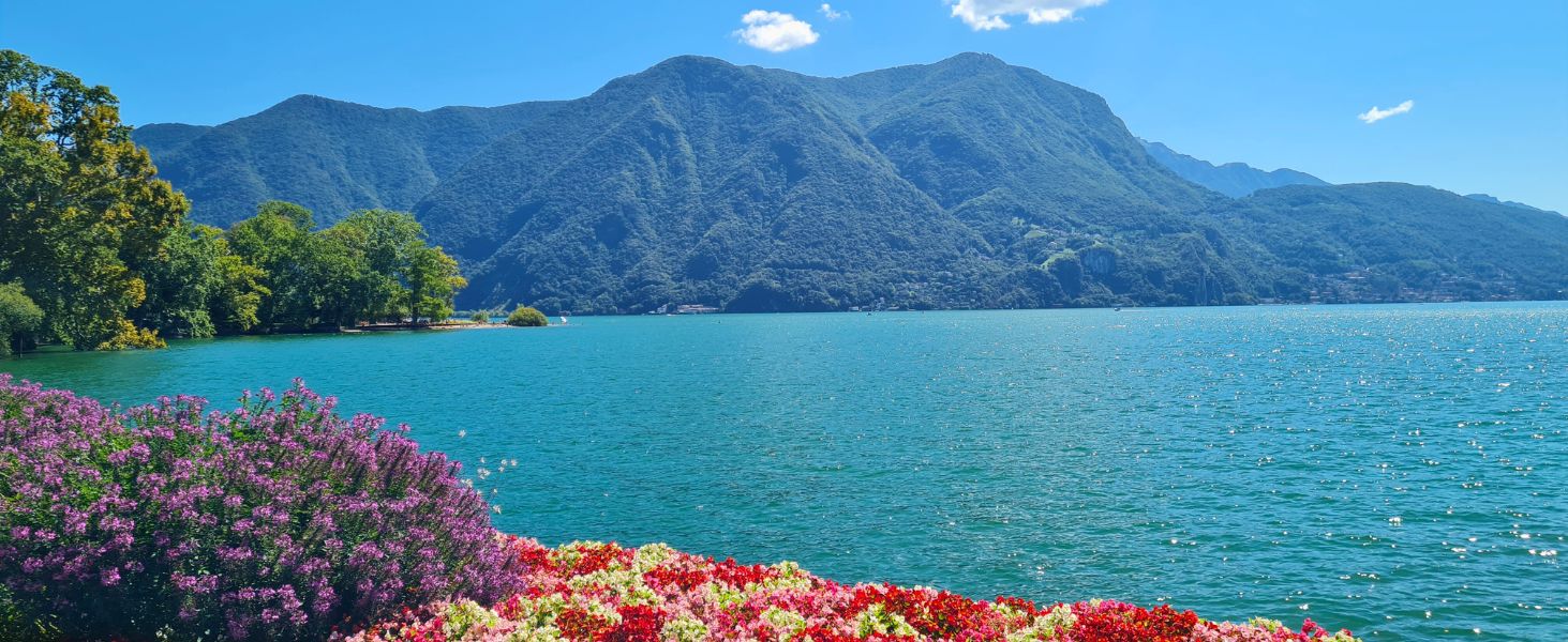 Uferweg im Parco Ciani in Lugano mit Blick auf den Luganersee
