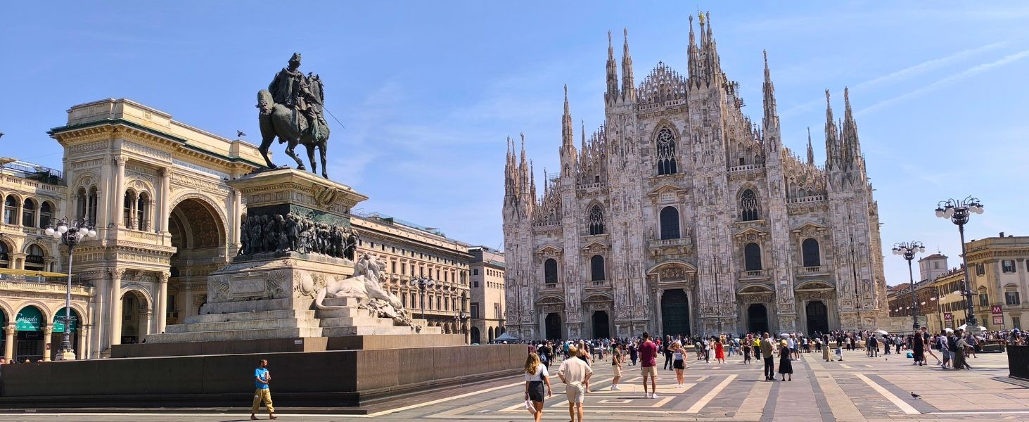 Piazza del Duomo in Mailand mit dem Mailänder Dom und Stadtleben