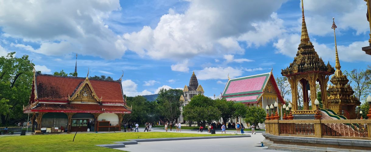Wat Chalong Tempel in Phuket mit Pagoden und kunstvollen Verzierungen