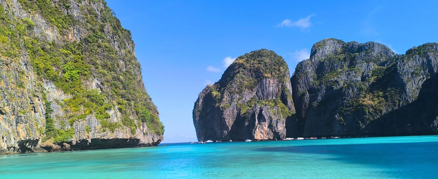 Maya Bay auf Koh Phi Phi mit türkisfarbenem Meer, weißem Sandstrand und Kalksteinfelsen