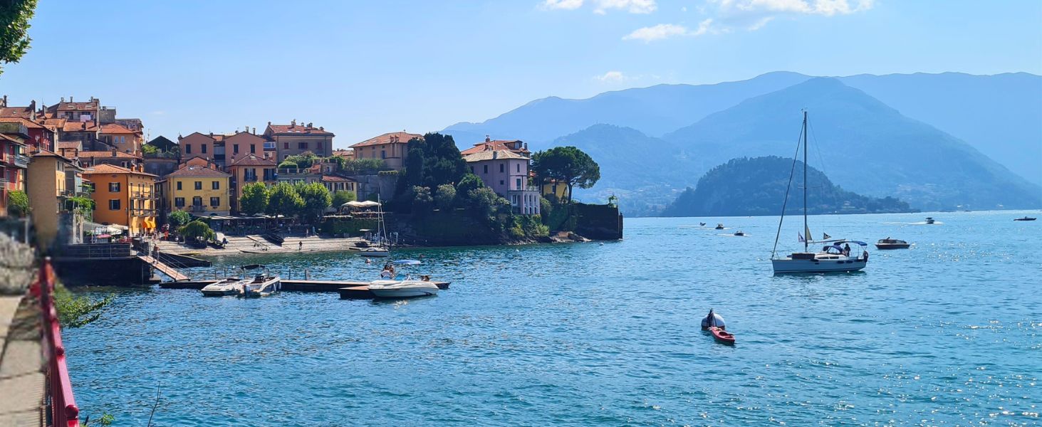 Altstadt von Varenna mit engen Gassen und historischem Ortsbild am Comer See