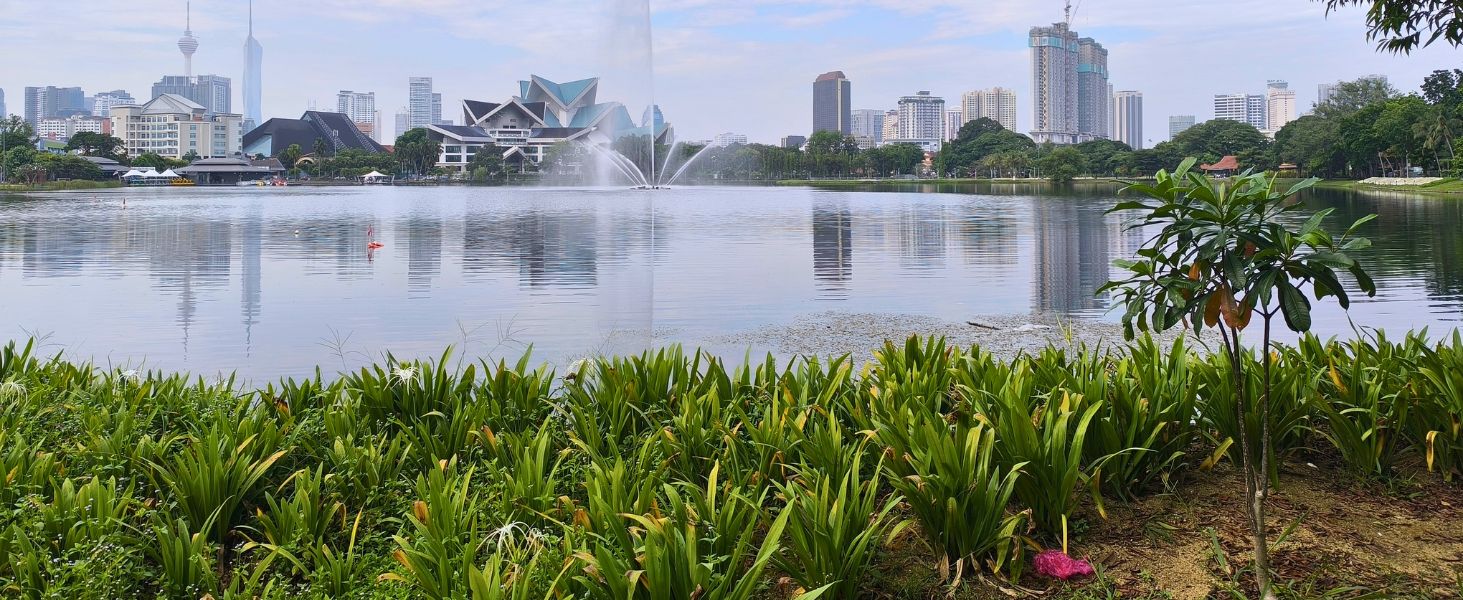 Taman Tasik Perdana Park in Kuala Lumpur mit See und Grünflächen