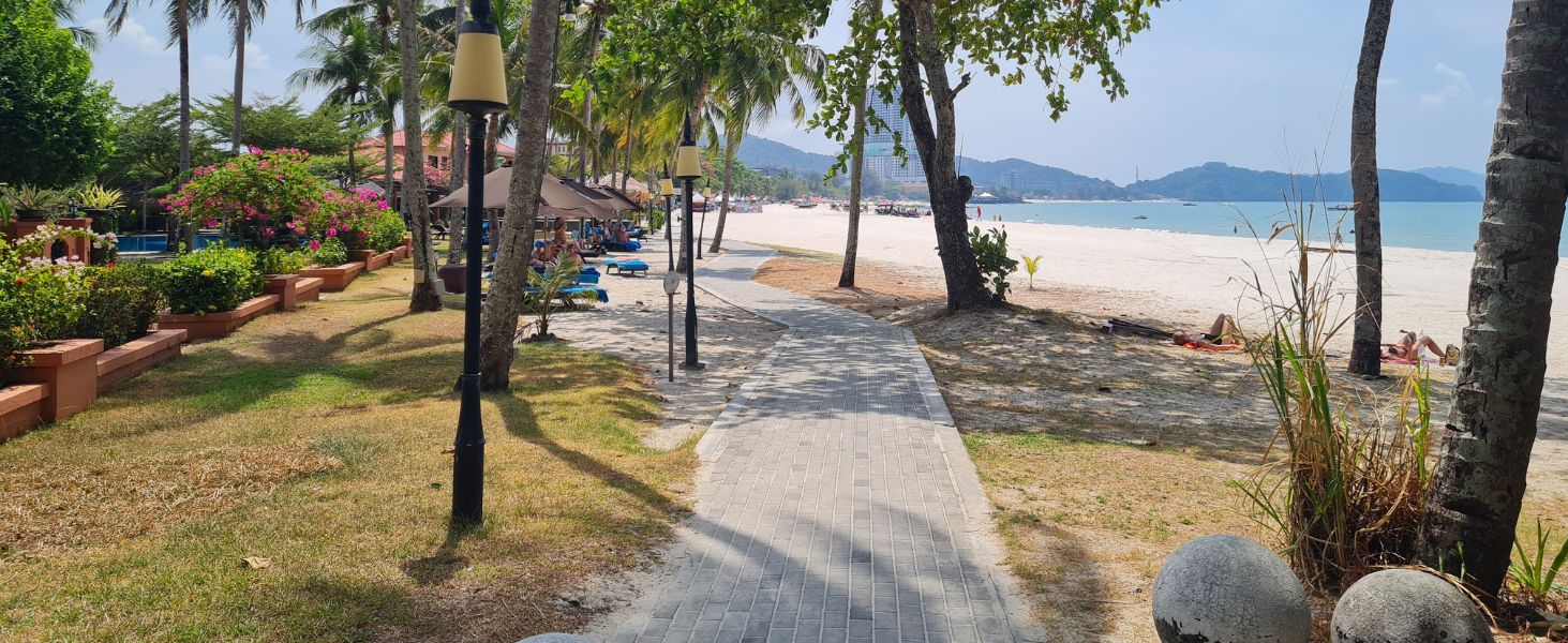 Weg am Pantai Cenang Strand auf Langkawi mit tropischer Atmosphäre