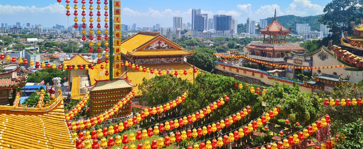 Blick auf den Kek Lok Si Tempel mit Pagode und Tempelgebäuden in Penang nahe George Town